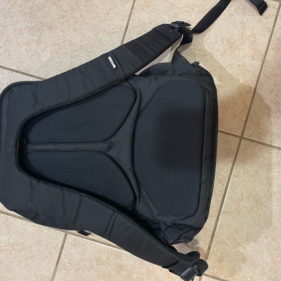 Incase Icon Slim Laptop Backpack (black) - Picture 4 of 5